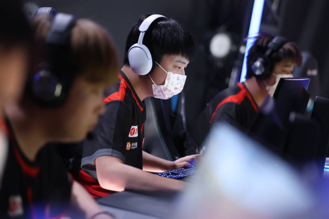 T1力克MAD，Lehends关键团战开团秒人峡谷大战成都决赛之夜，锁定晋级资格